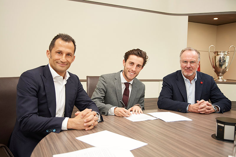 El defensor español firma su contrato con Bayern Munich