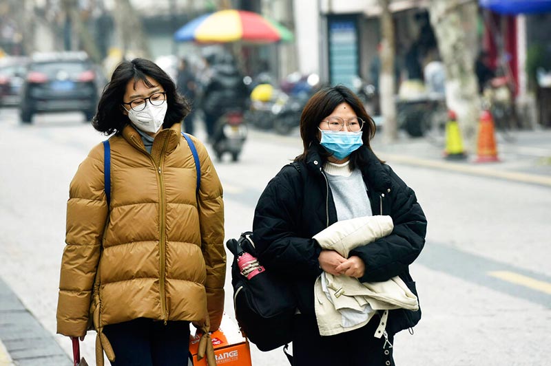 Personas en China se protegen del virus