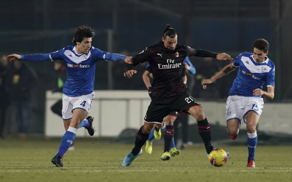 Zlatan Ibrahimovic entre jugadores del Brescia