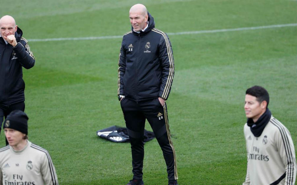 Zidane durante un entrenamiento de su equipo en Valdebebas 