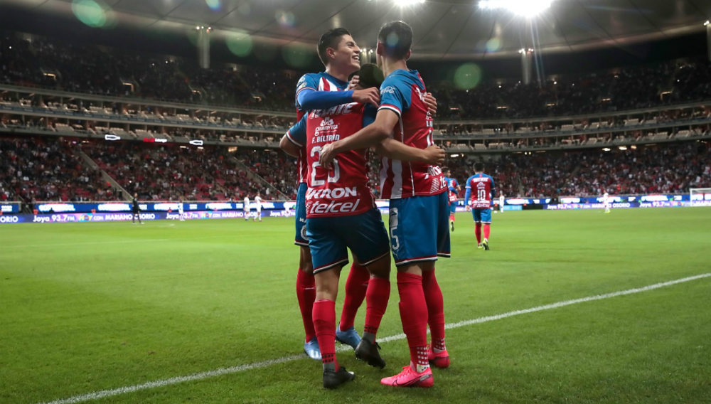 Jugadores de Chivas celebrando un gol ante Toluca