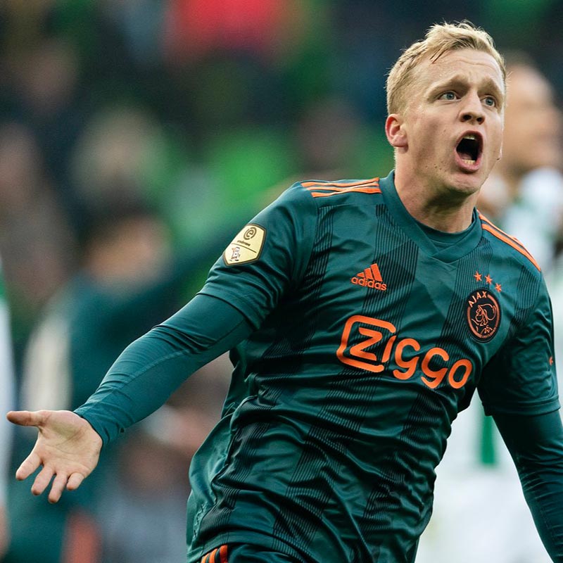 Donny Van de Beek celebra gol contra Groningen