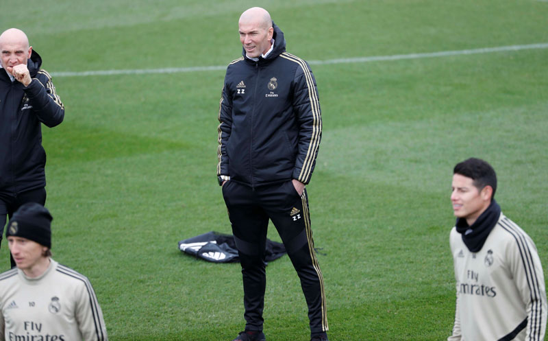 Zidane dirige una práctica del Real Madrid 