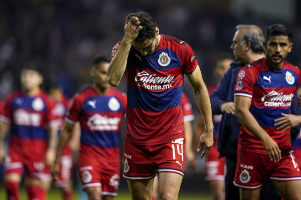 Briseño lamentándose en un partido con Chivas