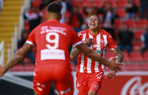 Mauro Quiroga y el 'Puma' Chávez celebran un gol