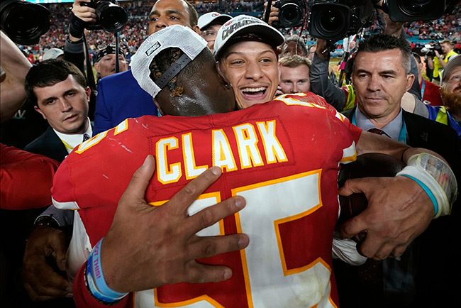 Mahomes y Clark se abrazan tras ganar el Super Bowl LIV
