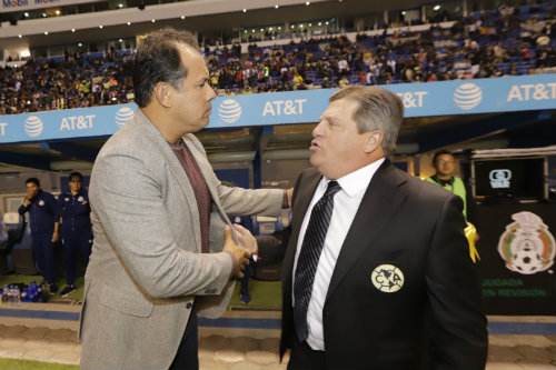 El entrenador del Puebla saluda al Piojo Herrera