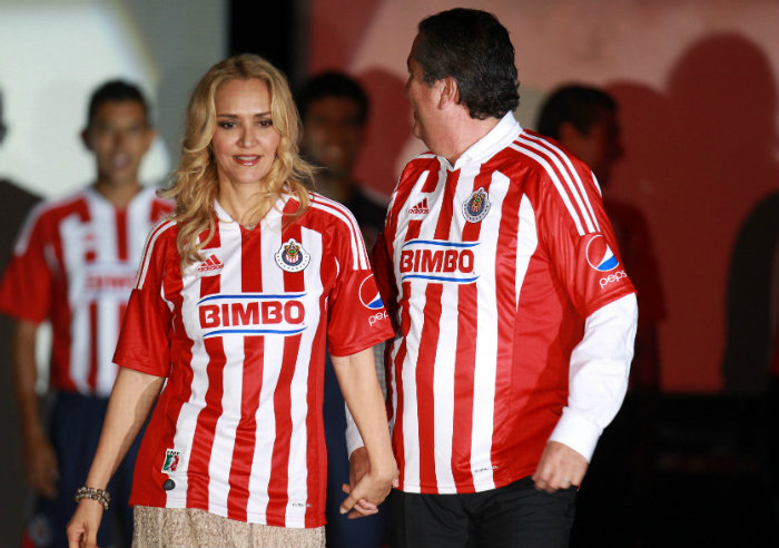 Angélica Fuentes posa con la playera de Chivas junto a Jorge Vergara