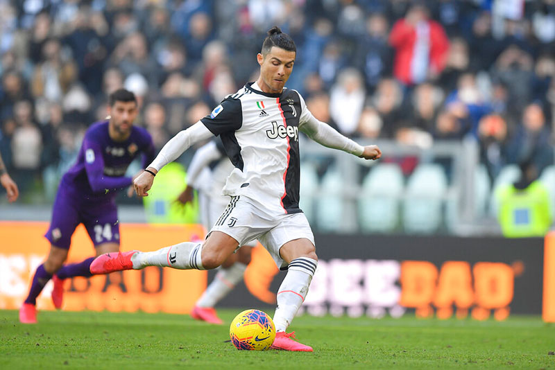 El astro lusitano cobra un penalti con Juventus