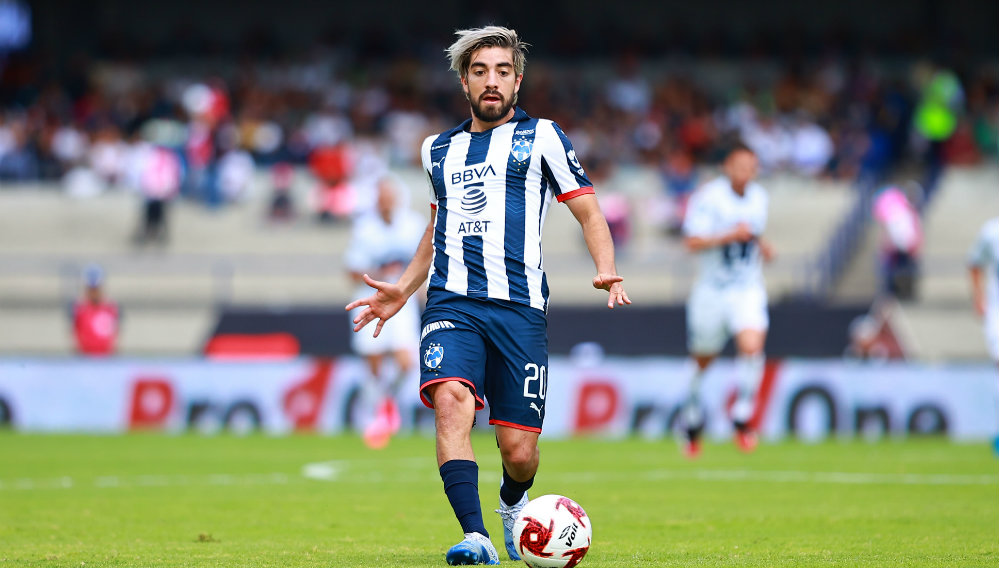 Rodolfo Pizarro durante un partido con Monterrey