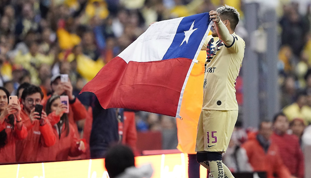 Nicolás Castillo con la bandera de Chile