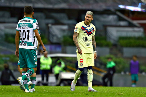 El delantero durante un juego entre América y Santos