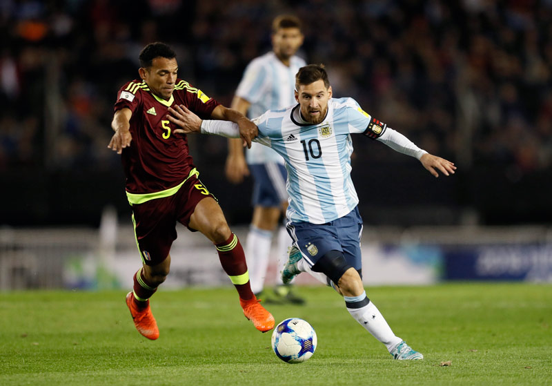 Arquimides y Messi disputan un balón
