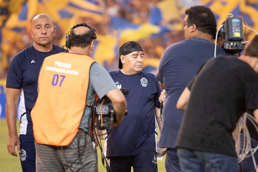 Maradona ingresando al campo del Estadio Dr. Lisandro de la Torre