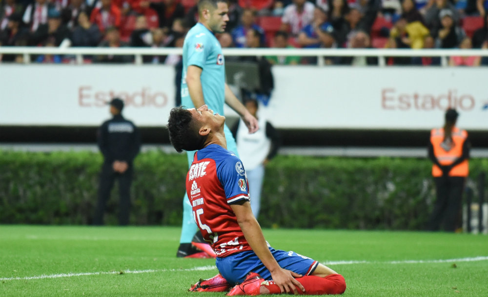 Uriel Antuna durante un partido con Chivas