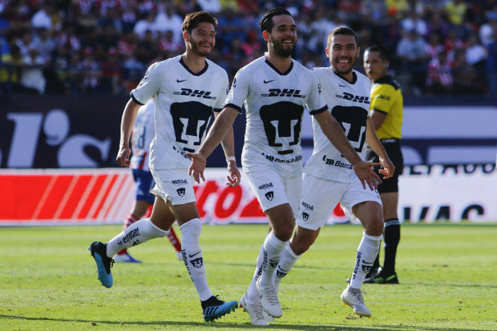 Quintana, festeja gol con Pumas
