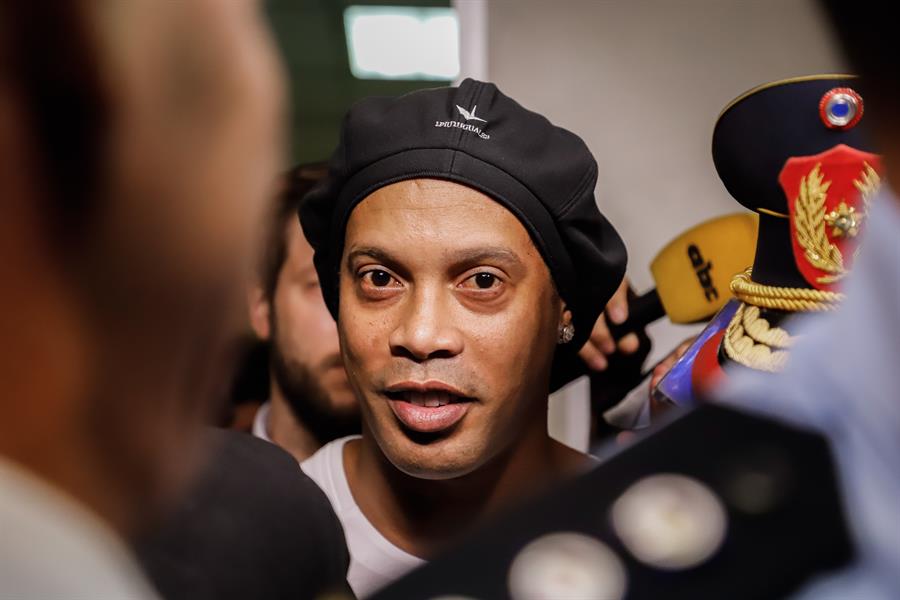 Ronaldinho rodeado de elementos de prensa