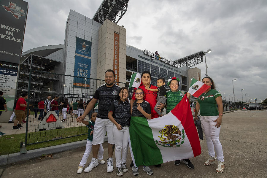 La afición mexicana en el NRG de Houston