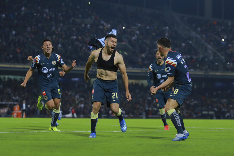 Henry Martín festeja su gol ante Pumas