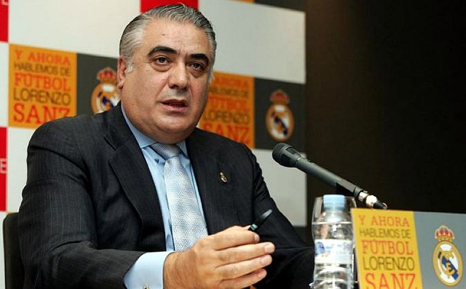 Lorenzo Sanz en una conferencia mientras era presidente del Real Madrid 