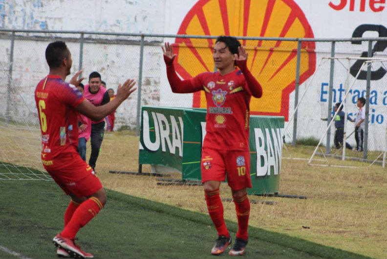El futbolista mexicano en juego con el Deportivo San Pedro