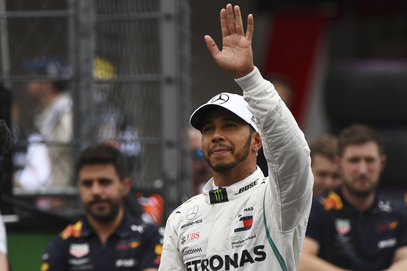 Lewis Hamilton saluda en el GP de México
