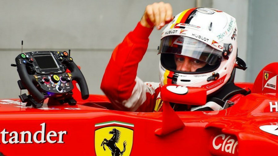 El piloto aleman arriba de su Ferrari