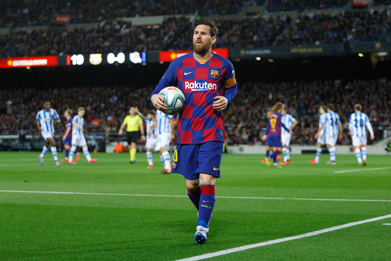 Messi toma el balón en un juego del Barcelona
