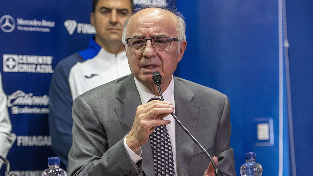 Álfredo Álvarez durante una conferencia de prensa