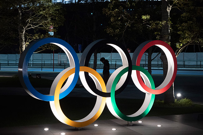 Aros olímpicos en las afueras del Estadio Nacional de Tokio