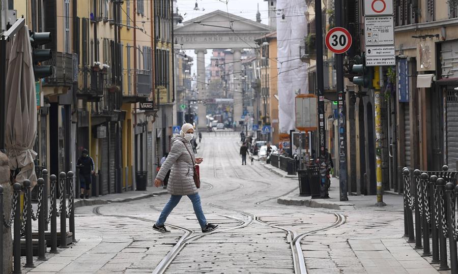 Mujer caminando en las calles de Milán, Italia
