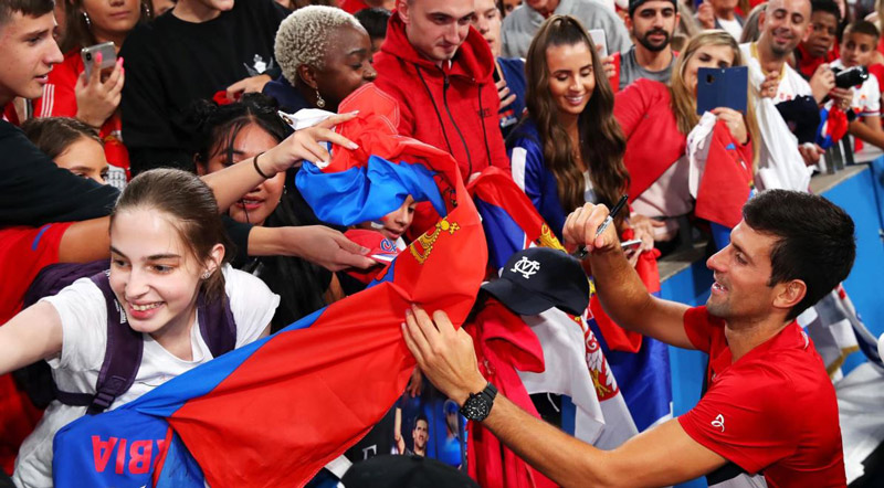 Djokovic firma autógrafos a aficionados de Serbia