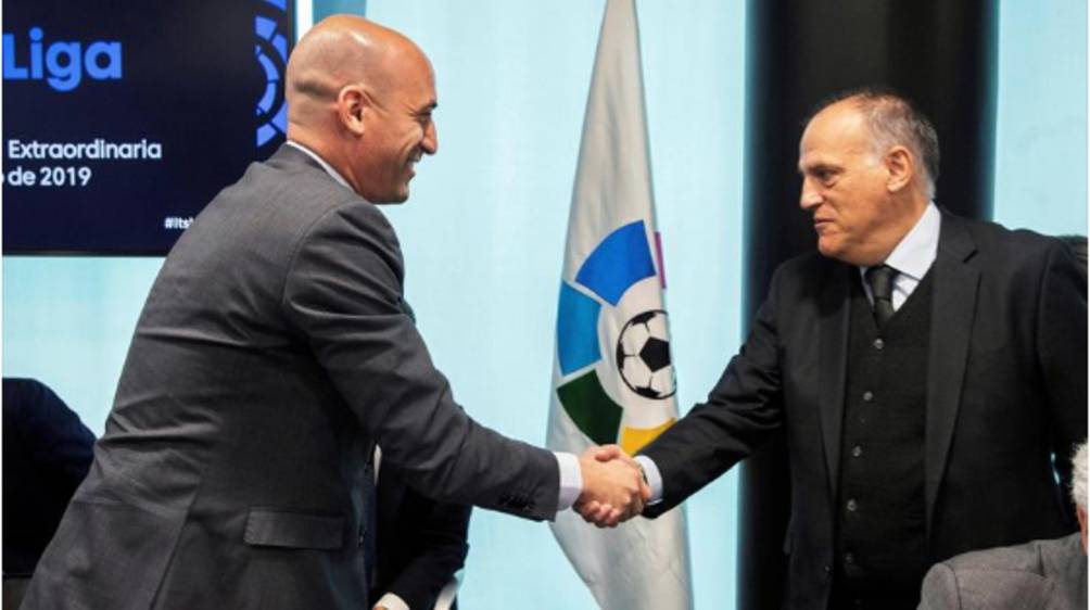 Rubiales y Tebas se saludan en un evento de la Federación Española de Futbol