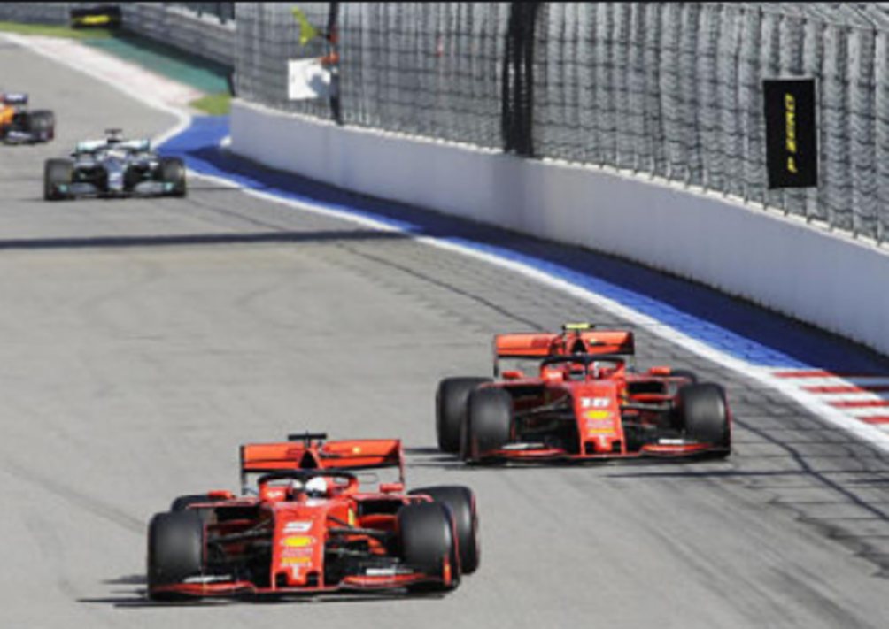 Vettel y Leclerc compitiendo por la posición 