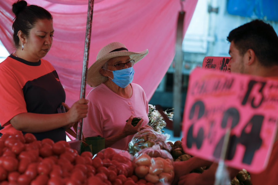 Adulta mayor con tapabocas en un mercado de la Ciudad de México