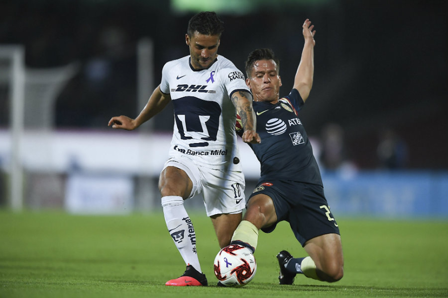 Andrés Iniestra pelea el balón con Fernando González