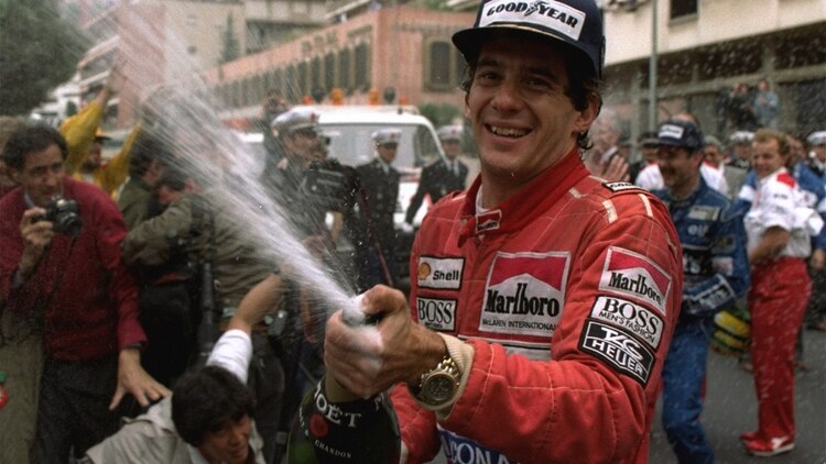 Senna celebra una victoria en la F1