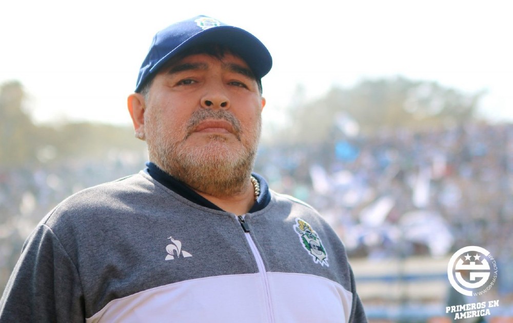 Diego Maradona durante un entrenamiento con Gimnasia y Esgrima