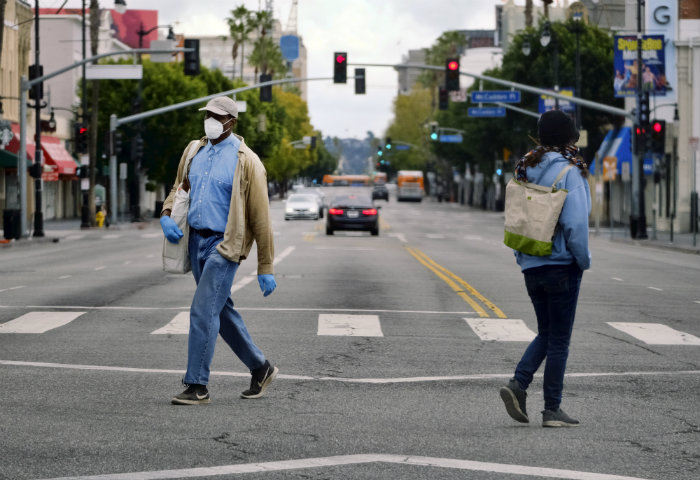 Personas caminan por las calles de Los Ángeles