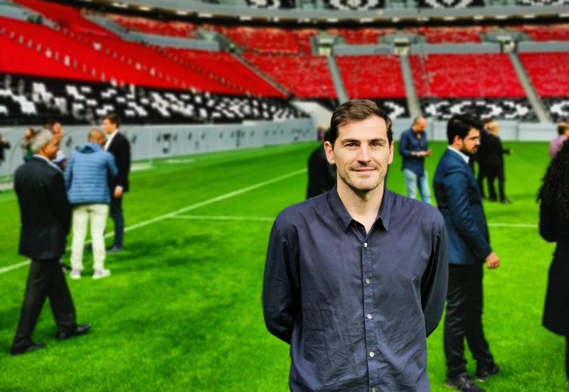 El portero español en un estadio de futbol