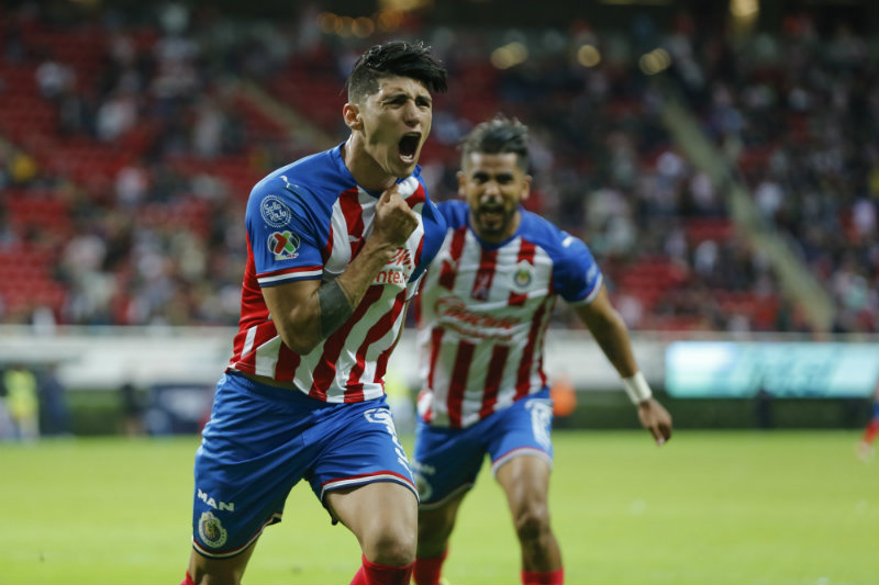 Alan Pulido en festejo de gol con Chivas