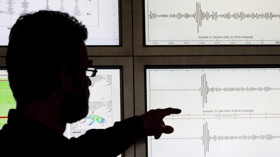 Especialista analiza datos de un temblor