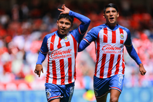 Eduardo López y Alan Pulido festejan un gol en el Apertura 2019