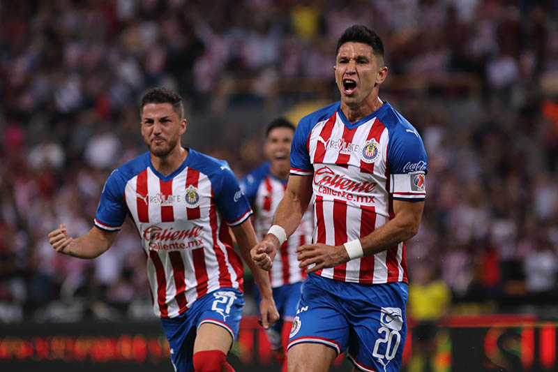 Molina celebra un gol con Chivas en el Clausura 2020