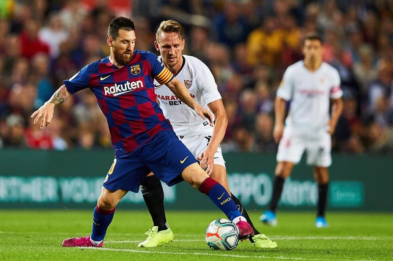 Messi disputa el balón en el partido contra Sevilla 