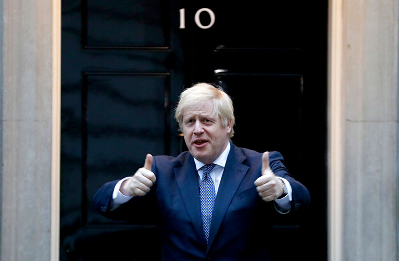 El primer ministro británico afuera de su despacho de Downing Street
