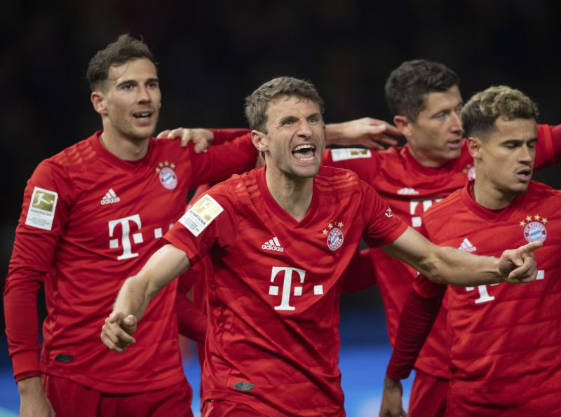 Jugadores del Bayern Munich festejan una anotación en Bundesliga 