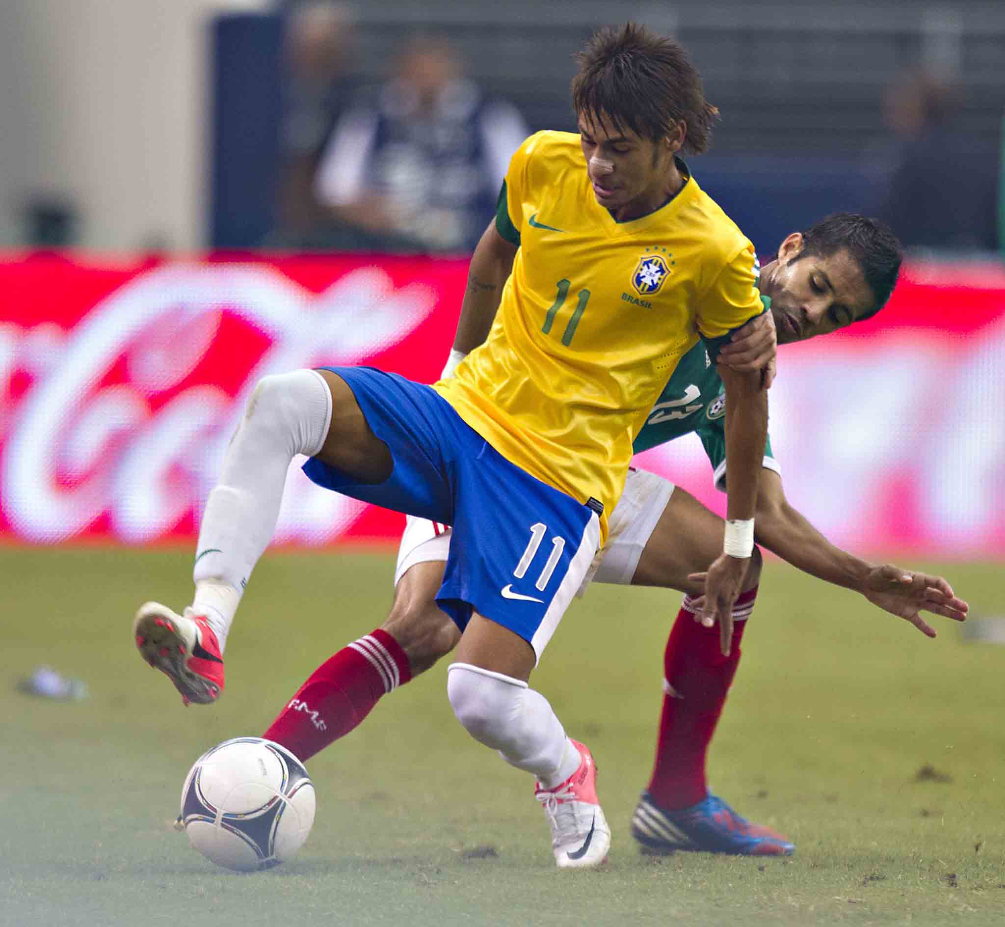 Severo Meza trata de detener a Neymar