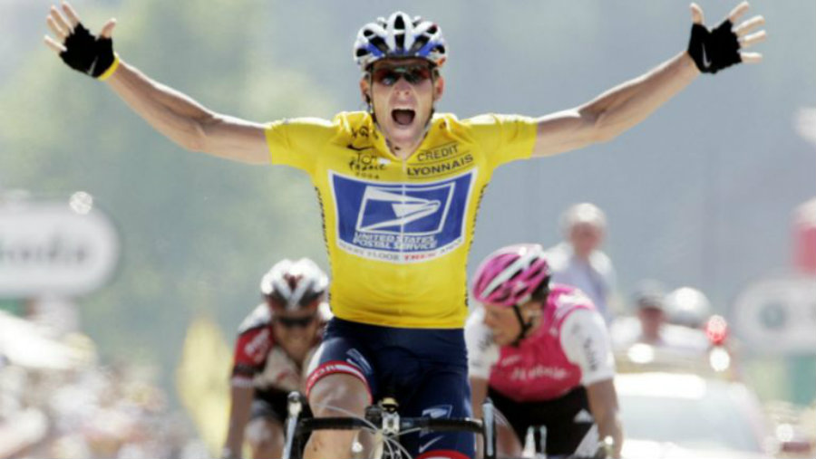 Armstrong llegando a la meta en un Tour de Francia