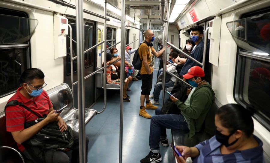 Personas con cubrebocas en el metro de la Ciudad de México